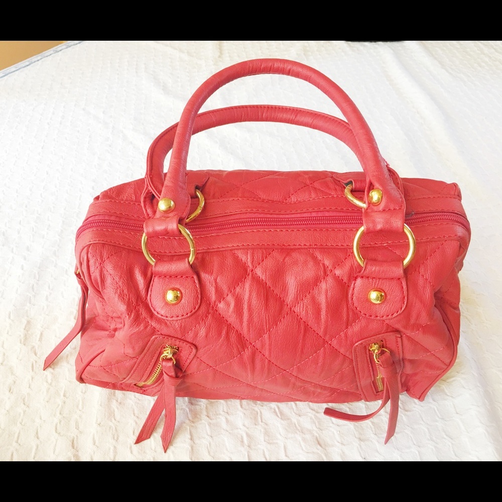 24 HR SALE🔥DELETING Red Quilted Gold Accent Purse